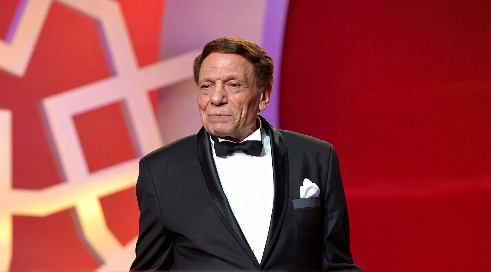 عادل إمام.. رحلة نجم من قرية  المنصورة إلى السينما العربية